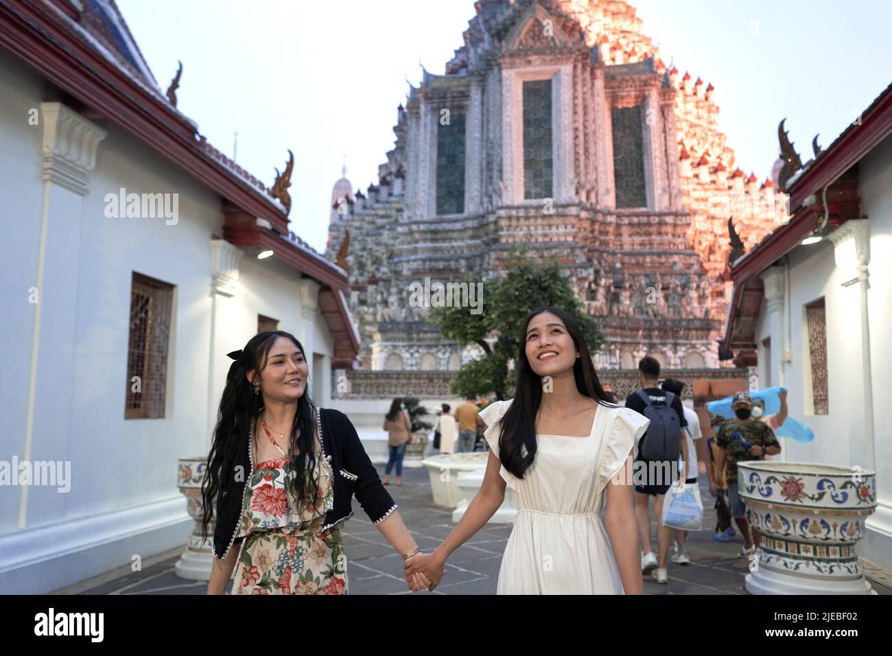 Zwei entspannte Freunde besuchen einen alten buddhistischen Tempel Stockfoto