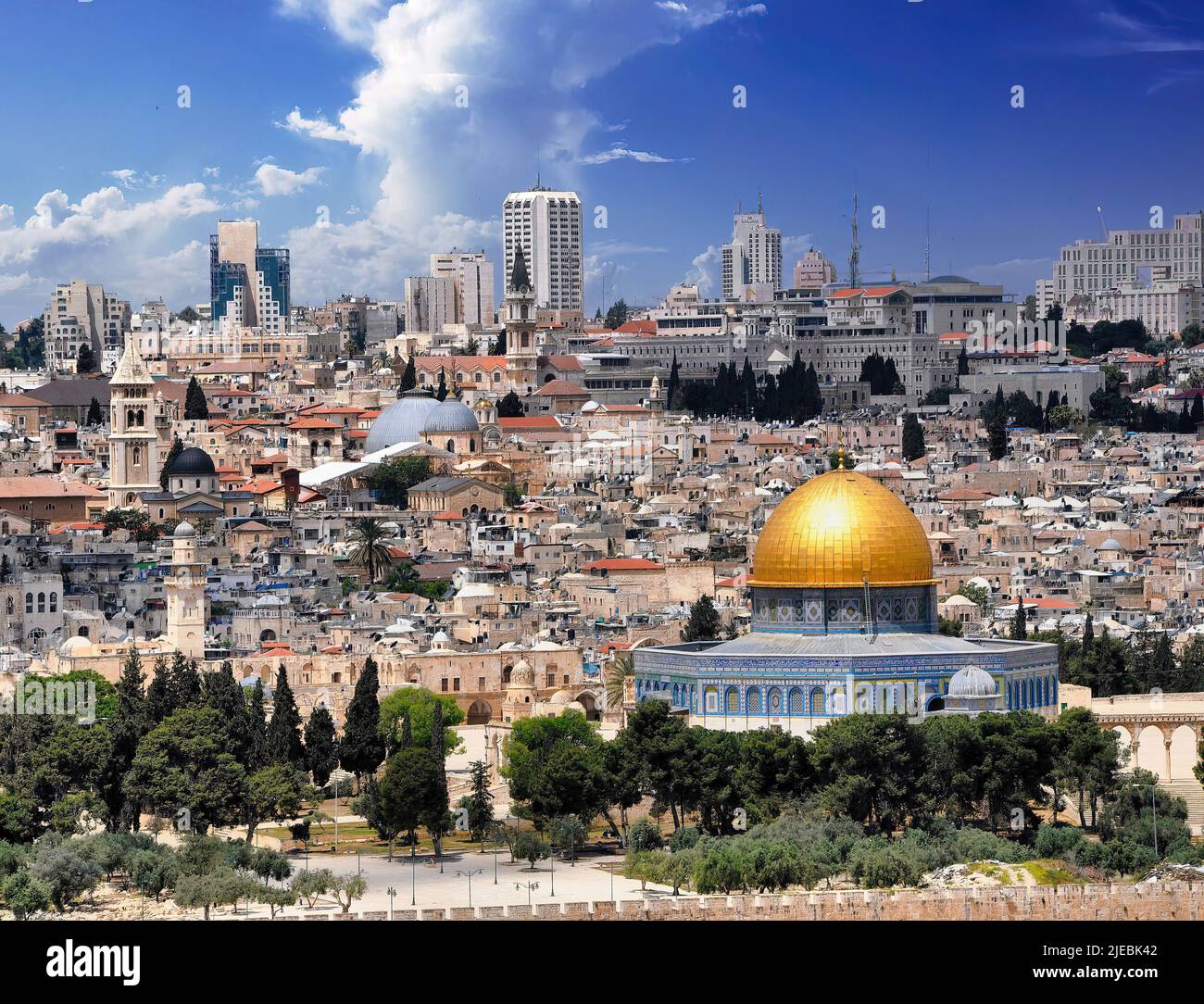 Ein Panoramablick auf die Stadt Jerusalem in Israel vor der Kulisse des prächtigen Felsendoms Stockfoto