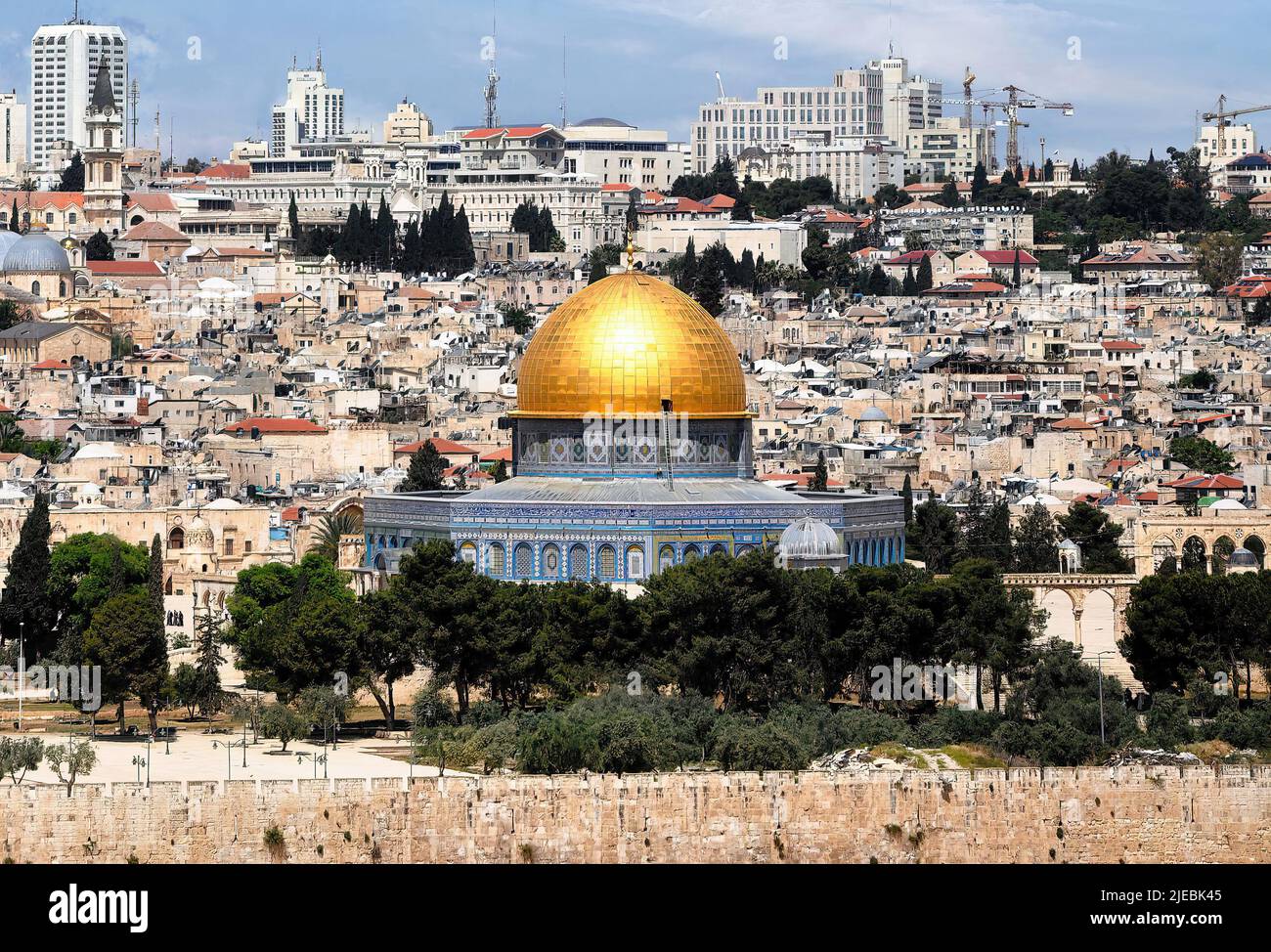 Ein Panoramablick auf die Stadt Jerusalem in Israel vor der Kulisse des prächtigen Felsendoms Stockfoto