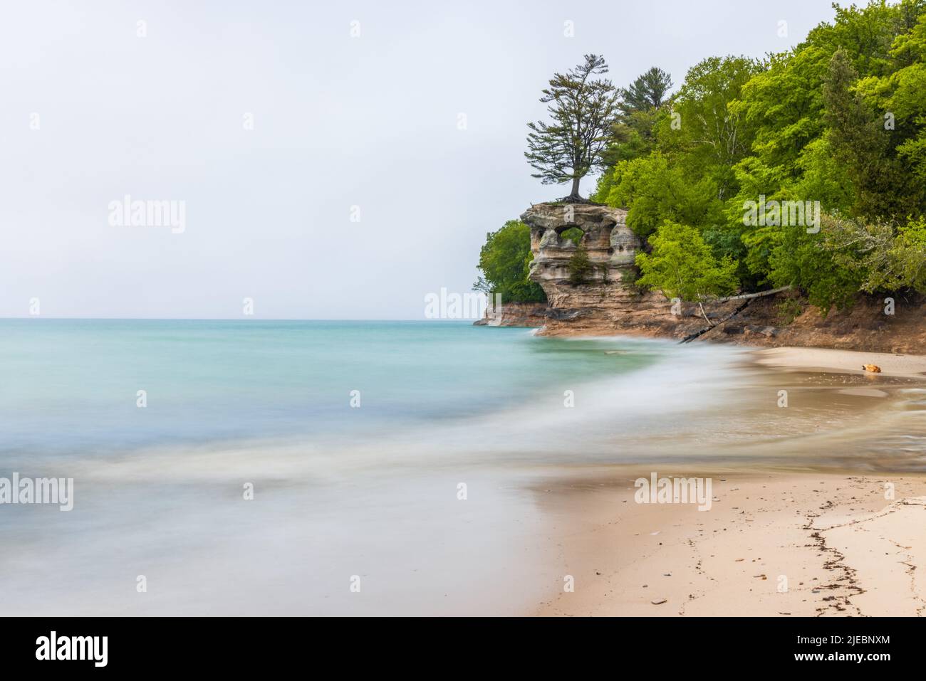 Landschaft des Chapel Rock am Picutured Rocks National Lakeshore, Michigan, USA Stockfoto