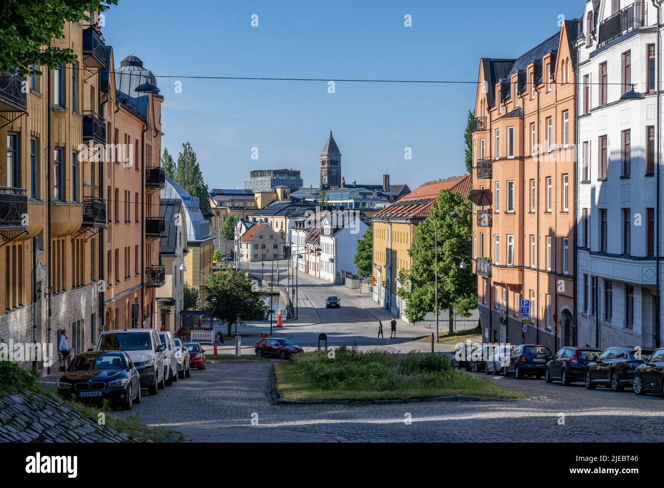 Wohnstraße Dalsgatan an einem Sommerabend im Stadtzentrum von Norrkoping, Schweden. Norrkoping ist eine historische Industriestadt. Stockfoto