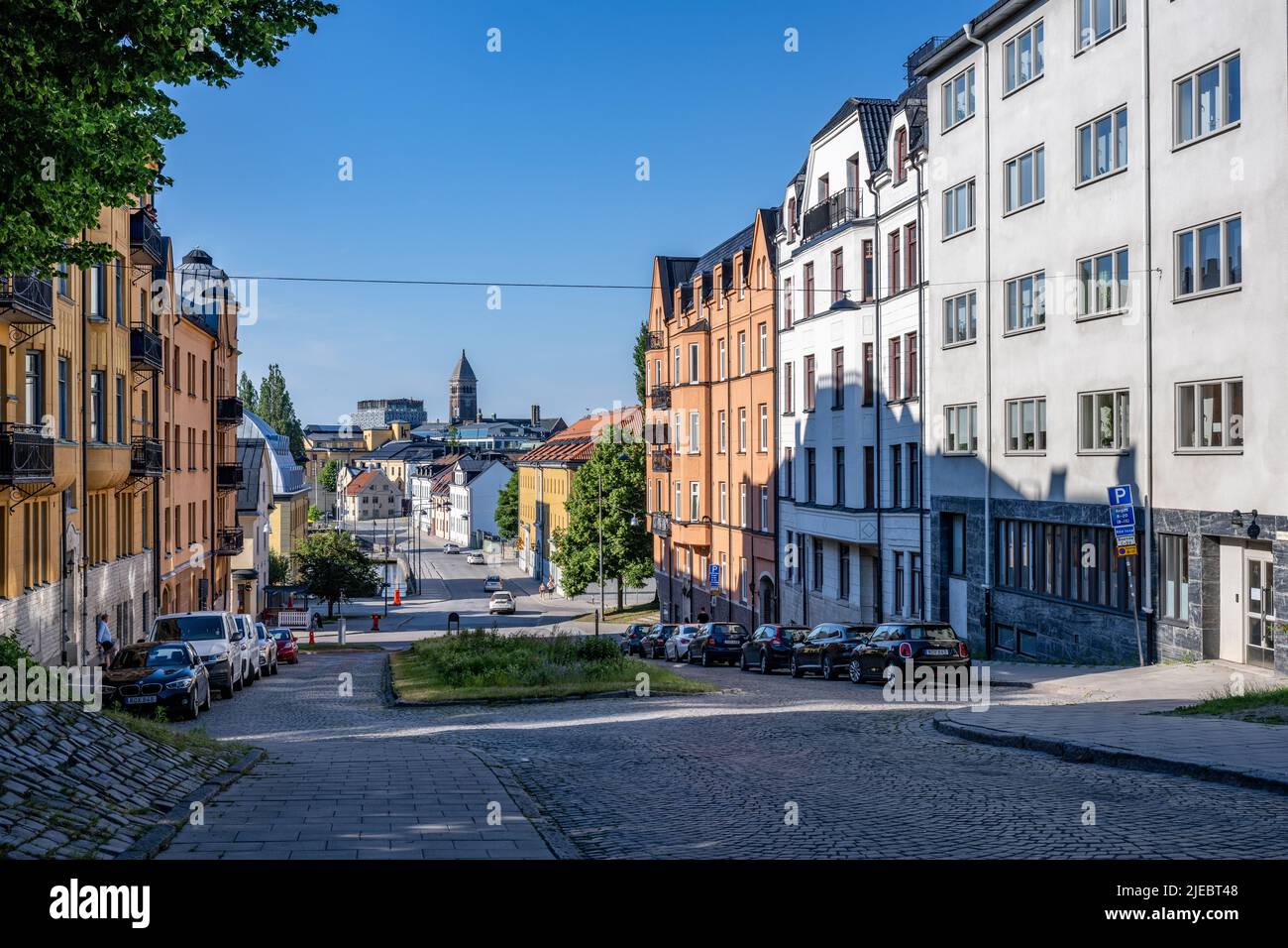 Wohnstraße Dalsgatan an einem Sommerabend im Stadtzentrum von Norrkoping, Schweden. Norrkoping ist eine historische Industriestadt. Stockfoto