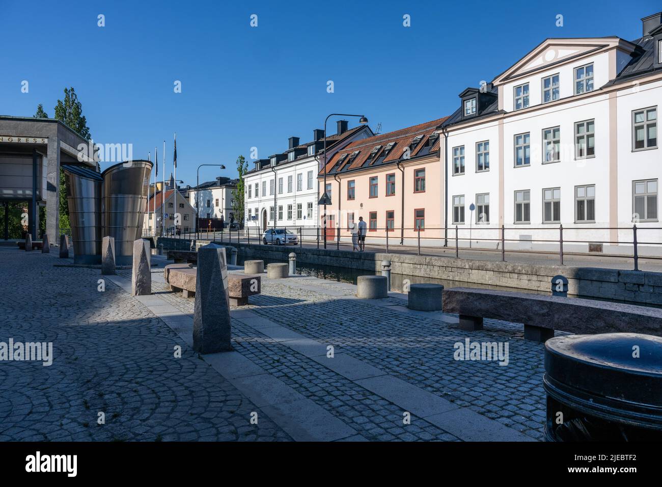 Wohnstraße Dalsgatan an einem Sommerabend im Stadtzentrum von Norrkoping, Schweden. Norrkoping ist eine historische Industriestadt. Stockfoto