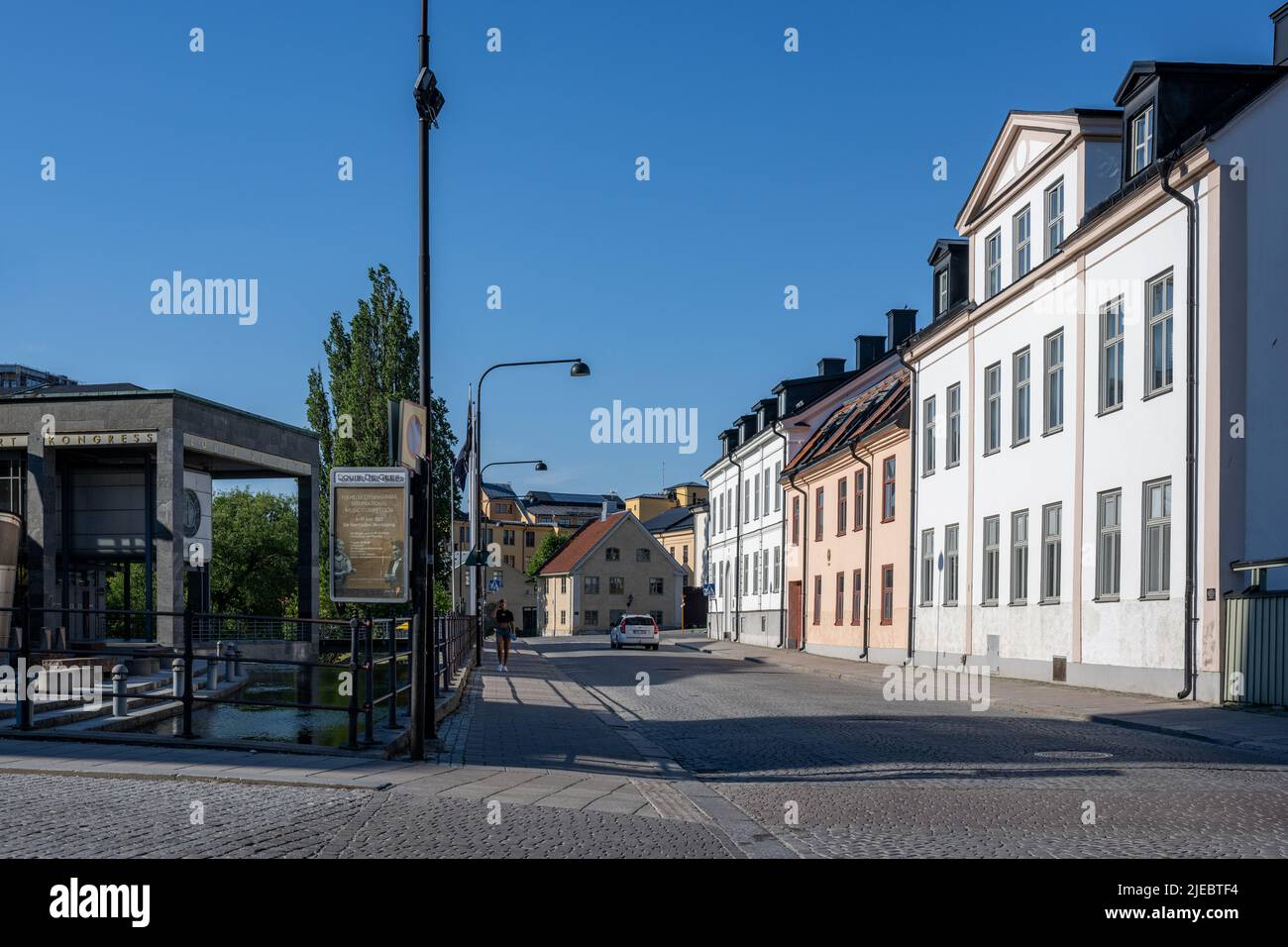 Wohnstraße Dalsgatan an einem Sommerabend im Stadtzentrum von Norrkoping, Schweden. Norrkoping ist eine historische Industriestadt. Stockfoto