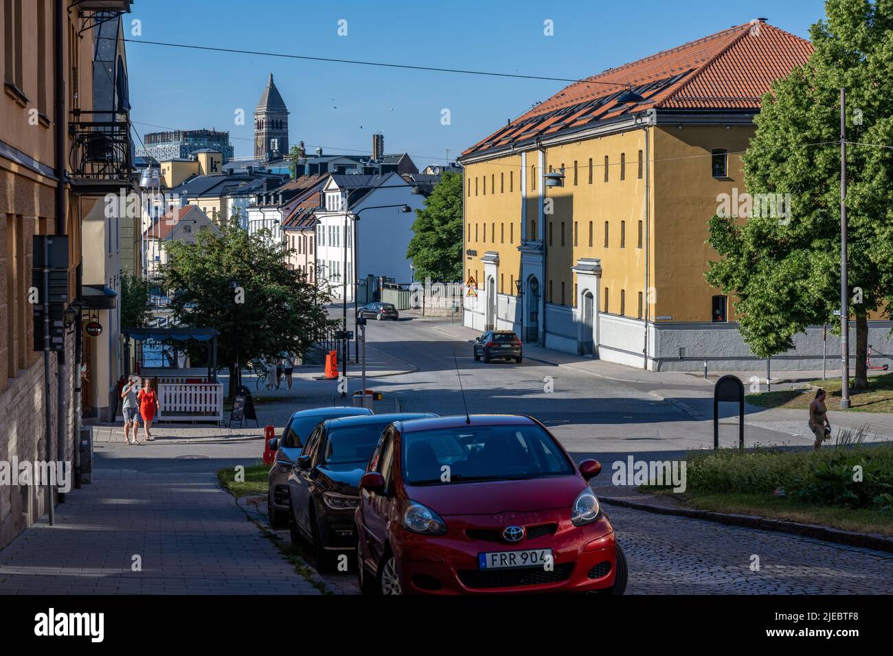 Wohnstraße Dalsgatan an einem Sommerabend im Stadtzentrum von Norrkoping, Schweden. Norrkoping ist eine historische Industriestadt. Stockfoto