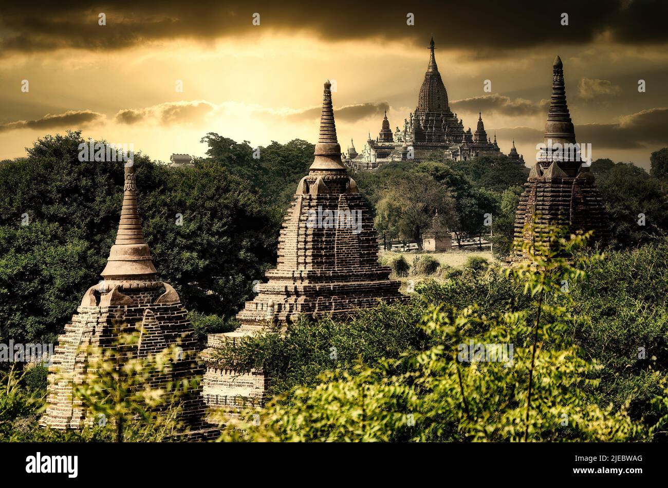 Ein wunderschöner Sonnenaufgang erhellt die Tempel des weltberühmten Bagan, das Tal der Tempel in Burma Stockfoto