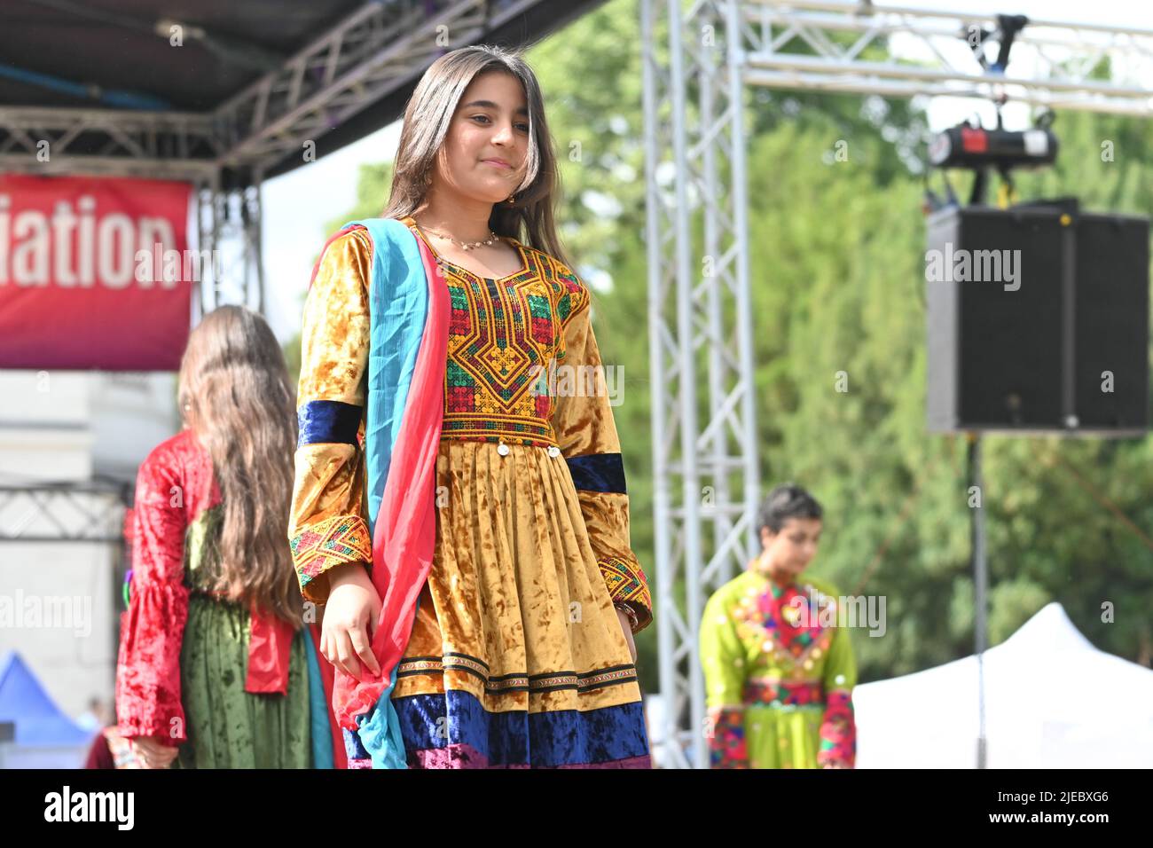 London, Großbritannien. . 26.. Juni 2022. Fashion Show der afghanischen Tradition. Afghanische Flüchtlinge bauen ein neues Leben auf, das ihre eigene afghanische Tradition im Vereinigten Königreich fortführt. Die Afghanistan and Central Asian Association ist eine gemeinnützige Organisation, die die Flüchtlingsgemeinschaft in London und die afghanische Diaspora im Vereinigten Königreich unterstützt. Die Organisation setzt sich auch für Menschenrechte, Demokratie und die faire Behandlung von Flüchtlingen in Afghanistan und weltweit ein. Quelle: Siehe Li/Picture Capital/Alamy Live News Stockfoto