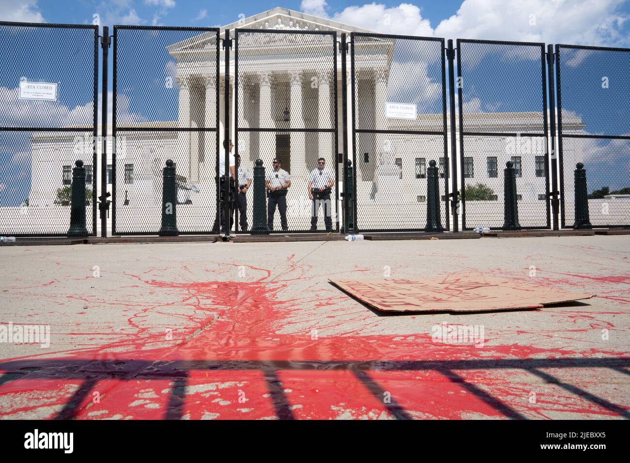 Washington DC USA June 25 2022 Abtreibungsaktivisten werfen rote Farbe auf den Bürgersteig vor dem Obersten Gerichtshof der USA Stockfoto