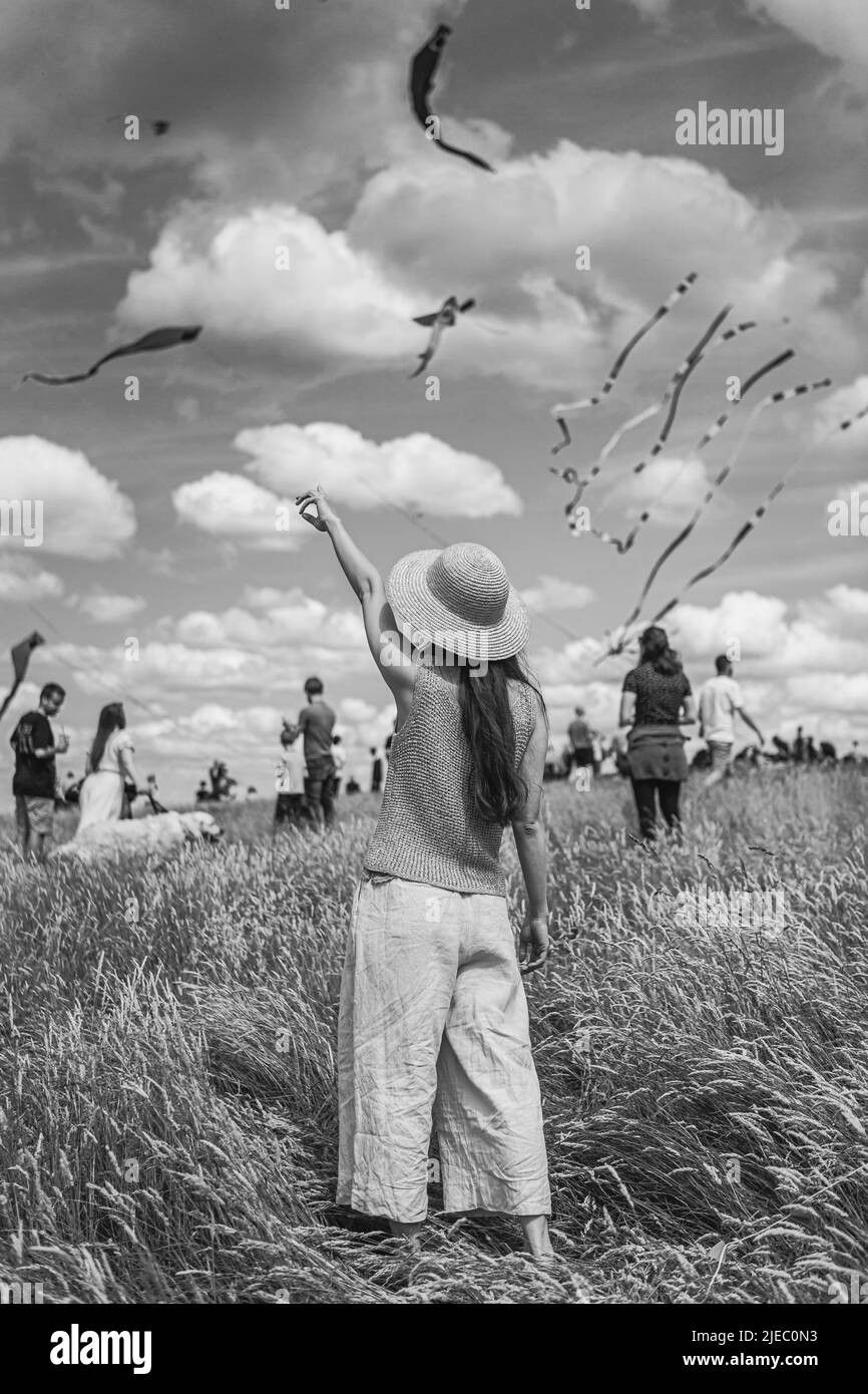 Genießen Sie die Aussicht auf das 2022 Kite Festival, das von der Kite Society of Great Britain, der Heath and Hampstead Society und der City of London organisiert wird. Stockfoto