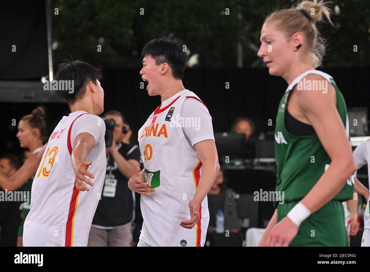 Die Chinesin Ji Yuan Wan und die Chinesin Zhiting Zhang wurden während eines 3x3-Basketballspiels zwischen China und Litauen bei der Bronzemedaille der Frauen bei der FIBA 2022-Weltmeisterschaft am Sonntag, 26. Juni 2022, in Antwerpen abgebildet. Die FIBA 3x3 Basket World Cup 2022 findet vom 21. Bis 26. Juni in Antwerpen statt. BELGA FOTO DIRK WAEM Stockfoto