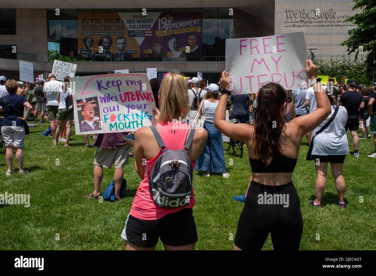 Zwei Frauen halten feministische Zeichen in der Menge bei einer Pro-Choice-Kundgebung, UM MEINE GEBÄRMUTTER ZU BEFREIEN Stockfoto