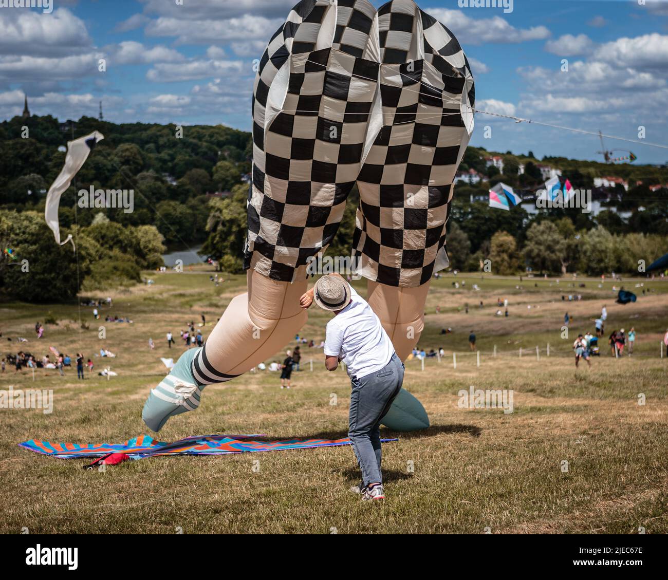 Beim Kite Festival 2022, das von der Kite Society of Great Britain, der Heath and Hampstead Society und der City of London organisiert wurde, haben wir uns mit den Beinen auseinandergesetzt. Stockfoto