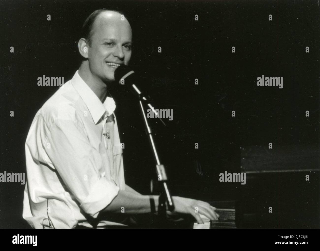 Der deutsche Komiker Rudiger Hoffmann spielt Klavier, Deutschland 1998 Stockfoto