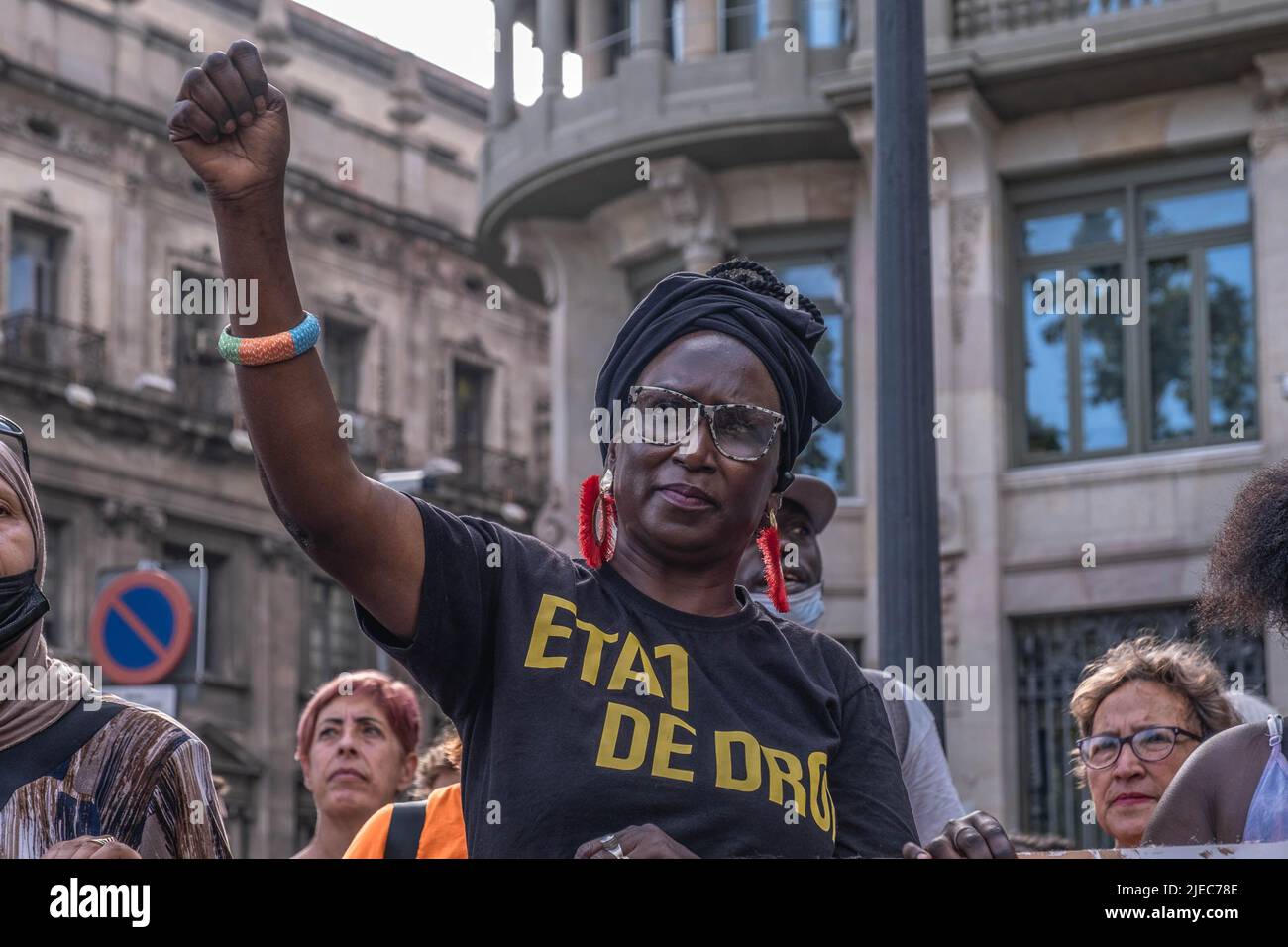 Barcelona, Spanien. 26.. Juni 2022. Eine schwarze Frau wird mit erhobener Faust als Zeichen von Widerstand und Sieg während der Demonstration gesehen. Rund 300 Menschen, die von der Schwarzafrika-Gemeinschaft (CNAAE) gerufen wurden, haben sich versammelt, um die Polizeiaktionen der spanischen und marokkanischen Regierung nach dem massiven Sprung von Migranten über den Zaun an der Grenze zu Melilla mit den Folgen von 37 Todesfällen abzulehnen. Kredit: SOPA Images Limited/Alamy Live Nachrichten Stockfoto