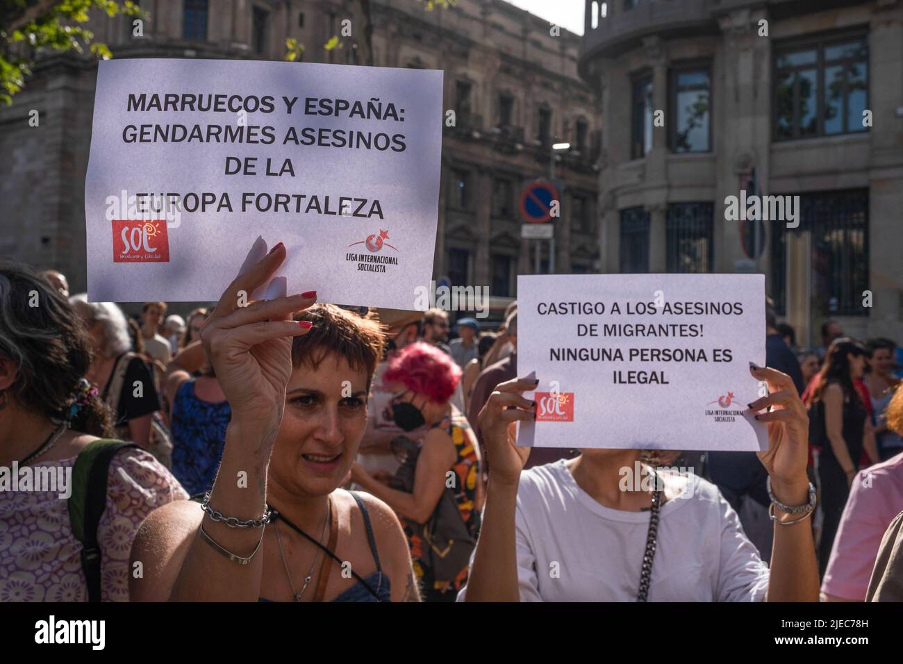 Barcelona, Spanien. 26.. Juni 2022. Demonstranten werden mit Plakaten zur Verantwortung für die Todesfälle an der Grenze zu Melilla gebeten. Rund 300 Menschen, die von der Schwarzafrika-Gemeinschaft (CNAAE) gerufen wurden, haben sich versammelt, um die Polizeiaktionen der spanischen und marokkanischen Regierung nach dem massiven Sprung von Migranten über den Zaun an der Grenze zu Melilla mit den Folgen von 37 Todesfällen abzulehnen. Kredit: SOPA Images Limited/Alamy Live Nachrichten Stockfoto