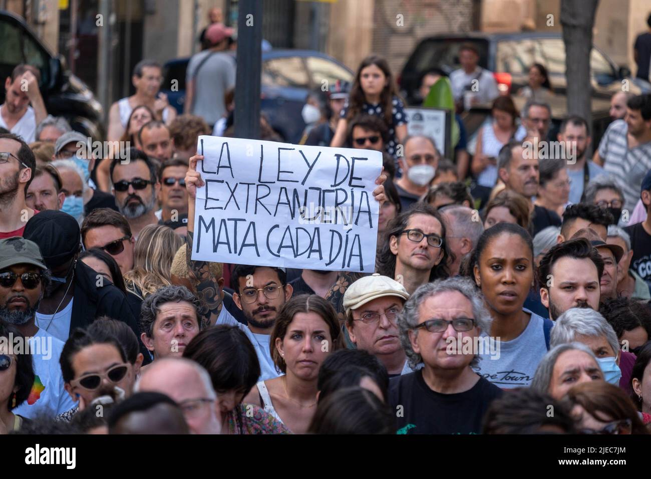 Barcelona, Spanien. 26.. Juni 2022. Während der Demonstration wird ein Protestler mit einem Plakat gegen das Gesetz über Migranten gesehen. Rund 300 Menschen, die von der Schwarzafrika-Gemeinschaft (CNAAE) gerufen wurden, haben sich versammelt, um die Polizeiaktionen der spanischen und marokkanischen Regierung nach dem massiven Sprung von Migranten über den Zaun an der Grenze zu Melilla mit den Folgen von 37 Todesfällen abzulehnen. Kredit: SOPA Images Limited/Alamy Live Nachrichten Stockfoto