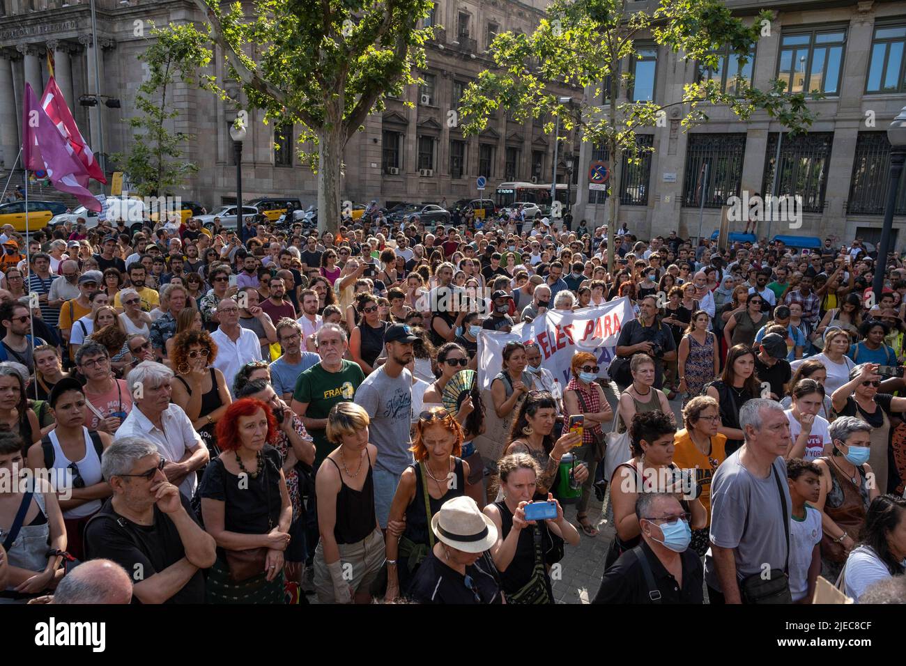 Barcelona, Spanien. 26.. Juni 2022. Die Demonstranten hören sich während der Demonstration Reden an. Rund 300 Menschen, die von der Schwarzafrika-Gemeinschaft (CNAAE) gerufen wurden, haben sich versammelt, um die Polizeiaktionen der spanischen und marokkanischen Regierung nach dem massiven Sprung von Migranten über den Zaun an der Grenze zu Melilla mit den Folgen von 37 Todesfällen abzulehnen. (Foto von Paco Freire/SOPA Images/Sipa USA) Quelle: SIPA USA/Alamy Live News Stockfoto