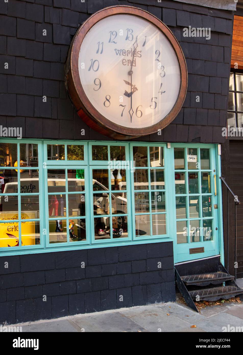 The King's Road, London, Großbritannien; eine modische Einkaufsstraße, die mit dem schwingenden London von 1960s verbunden ist; zeigt den Laden Vivienne Westwood Stockfoto