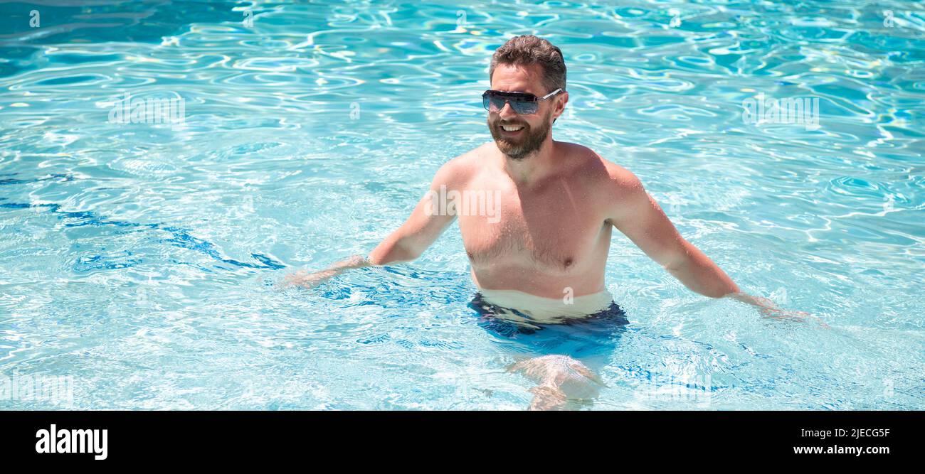 Sommer Spa Resort Urlaub. Glücklicher, gutaussehender Mann im Schwimmbad. Poolparty. Mann Gesicht Porträt, Banner mit Kopieplatz. Stockfoto