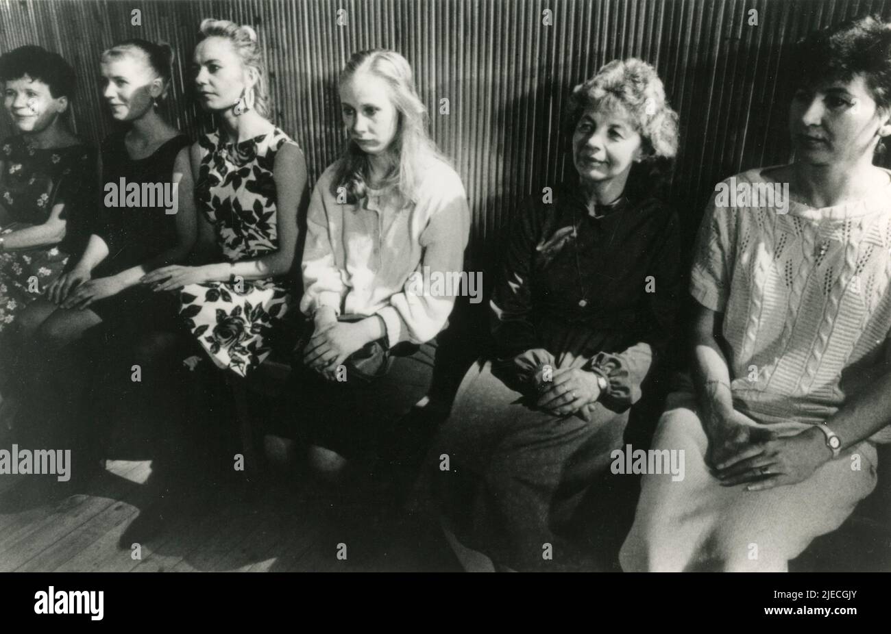Die finnische Schauspielerin Kati Outinen (Mitte) im Film The Match Factory Girl (Tulitikkutehtaan tytto), Finnland 1990 Stockfoto