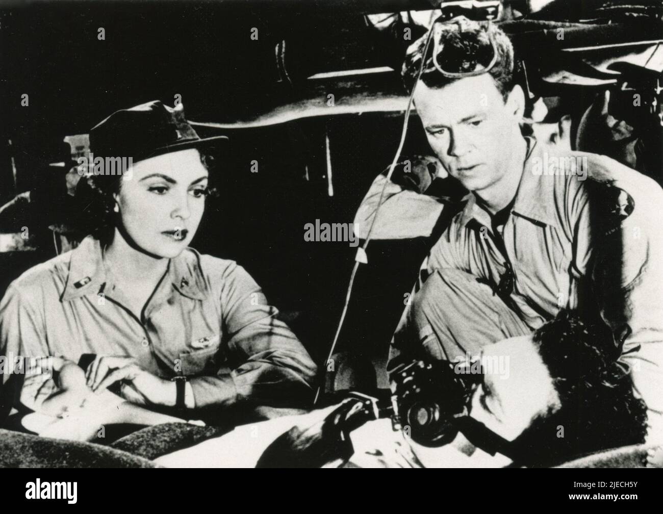 Die amerikanische Schauspielerin Joan Leslie und der Schauspieler James Holden im Film Flight Nurse, USA 1953 Stockfoto