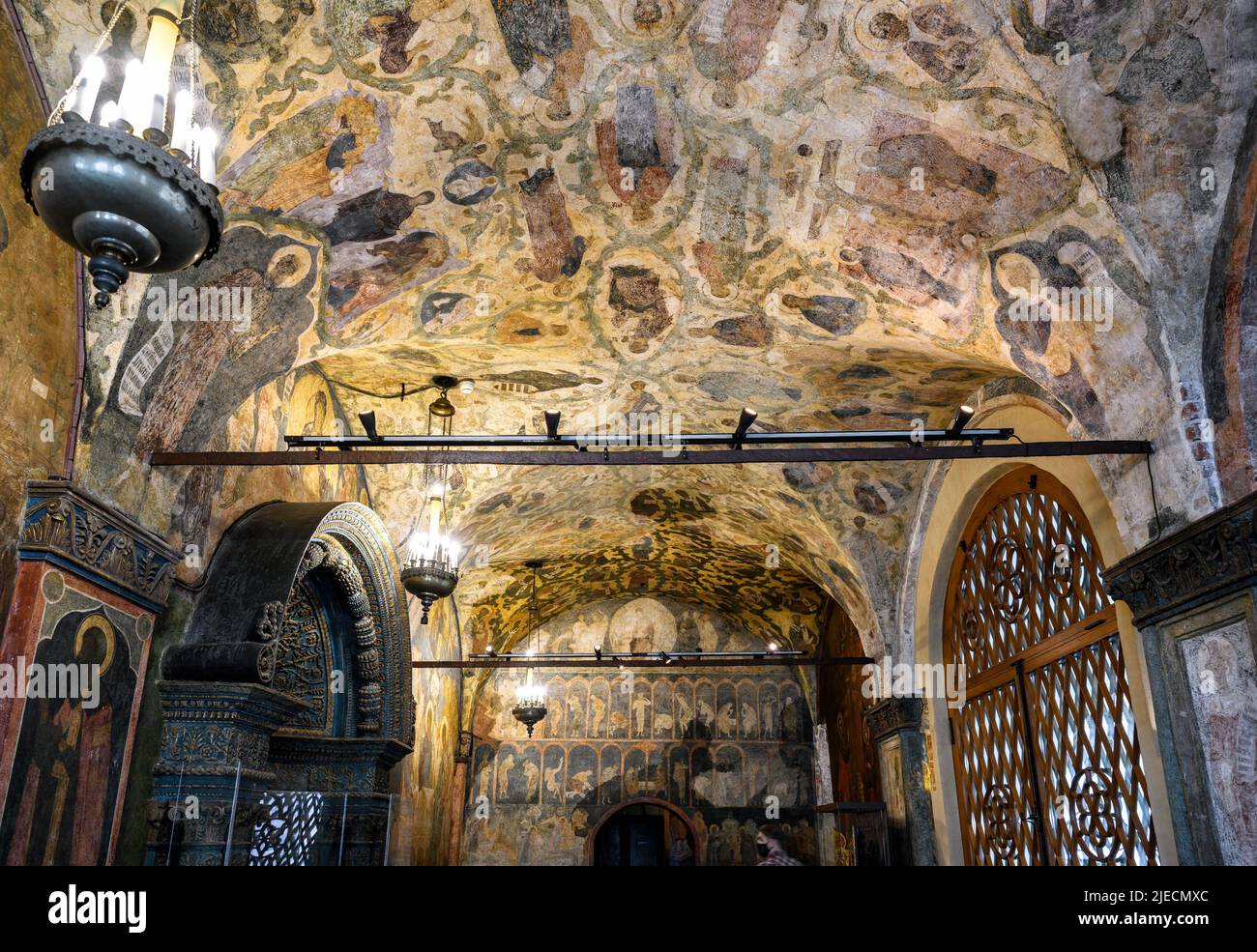 Moskau - 2. Jun 2021: Gemälde in der Erzengel-Kathedrale im Moskauer Kreml, Russland. Alte Fresken im russischen Tempel, historisches Wahrzeichen von Moskau Stockfoto