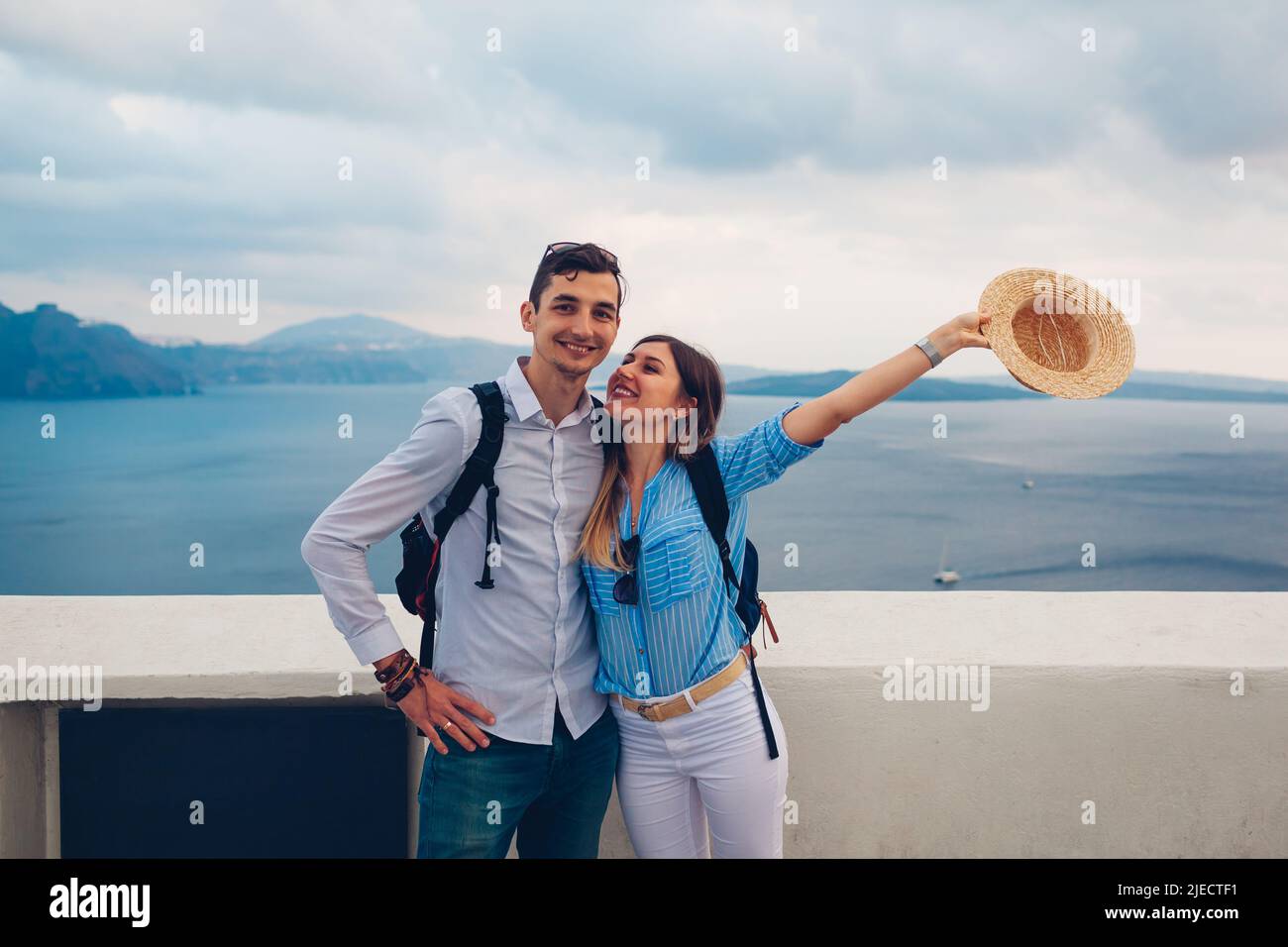 Das verliebte junge Paar genießt die Flitterwochen auf der Insel Santorini in Griechenland bei Sonnenuntergang in Oia. Sommerurlaub Reisen Stockfoto Das verliebte junge Paar genießt die Flitterwochen auf der Insel Santorini in Griechenland bei Sonnenuntergang in Oia. Sommerurlaub Reisen Stockfoto