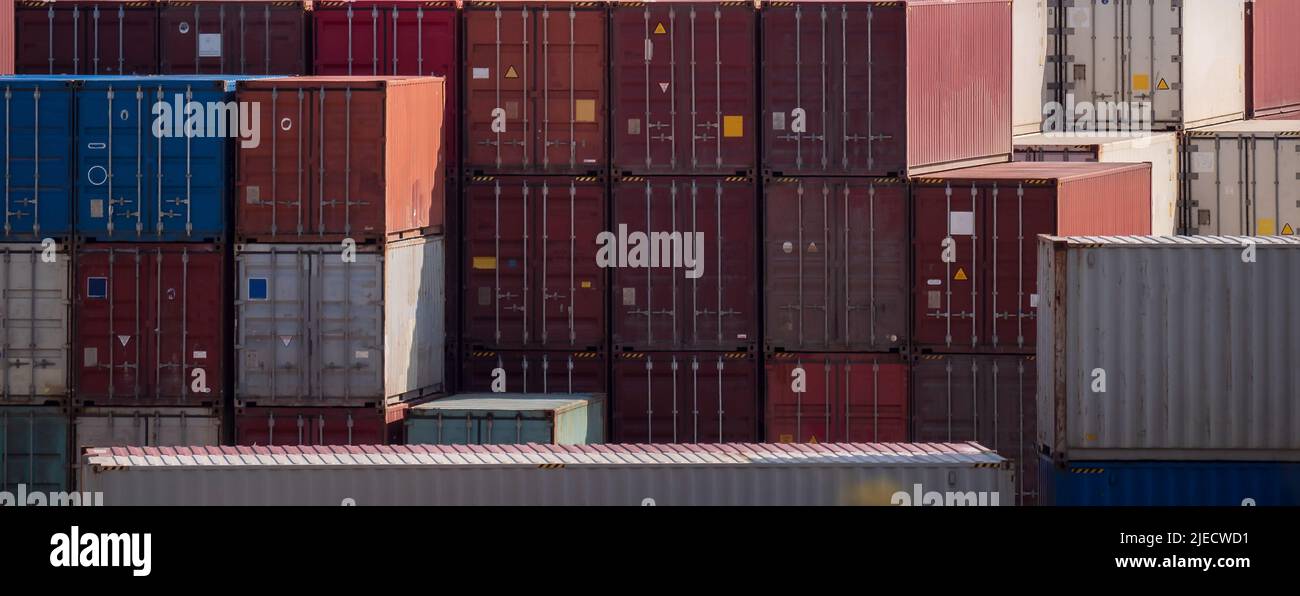 Container im industriellen Frachthafen. Import und Export logistischer Transport und Lieferung Waren für den Handel. Stockfoto