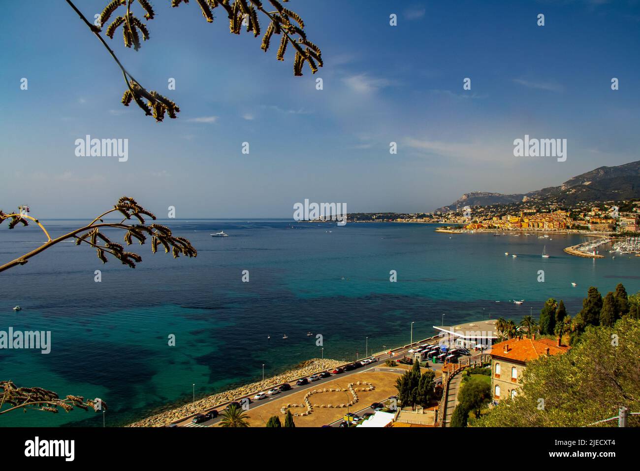 Panorama-Luftaufnahme Französisch-italienische Grenzkontrolle in Ventimiglia, Ligurien, Italien. Grenzposten von San Ludovico., Menton: August 13,2021 Stockfoto