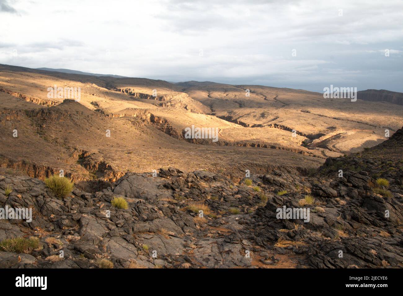 Beobachten des Sonnenuntergangs auf dem Berg des Ahjar vom Dorf Misfat al Abriyeen aus Stockfoto