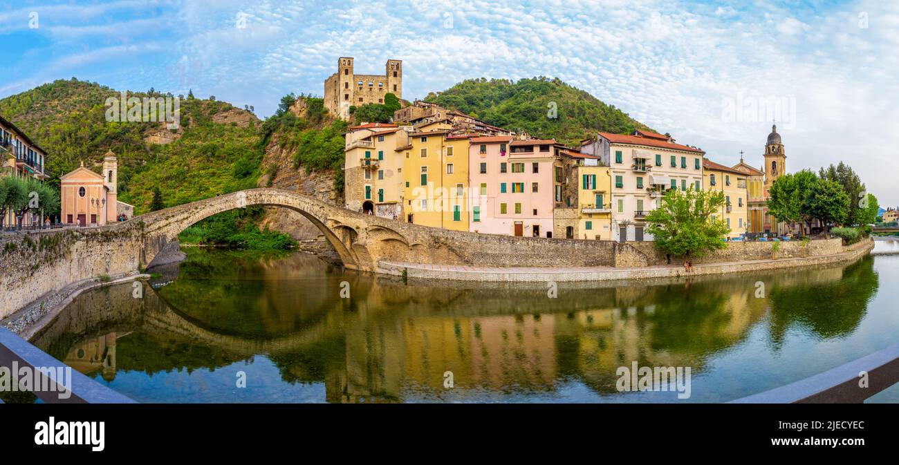 Panoramablick auf das mittelalterliche Dorf Dolceacqua an der Ligurischen Riviera, Burg Doria, alte Monet-Brücke, Italien, Ligurien, Provinz Imperia Stockfoto