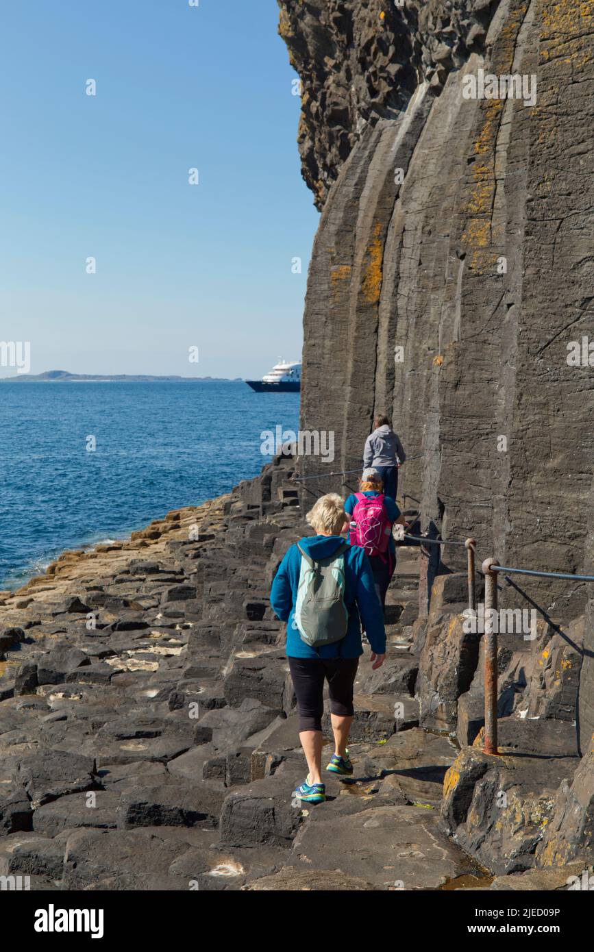 Touristen, die auf Staffa Island, Inner Hebrides, spazieren gehen Stockfoto