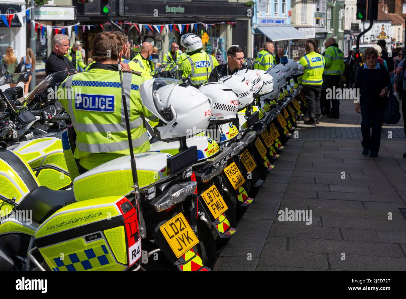 Die Polizei und ihre Motorräder in Maldon, nachdem sie die Straßensperren für die Radrennetappe RideLondon Classique durch Essex in Betrieb genommen hatten. Polizeiarbeit Stockfoto