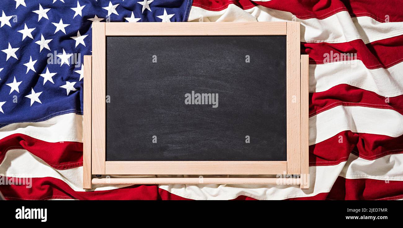 Eine kleine Tafel mit der Flagge der Vereinigten Staaten. Amerikanisches Bildungskonzept Stockfoto