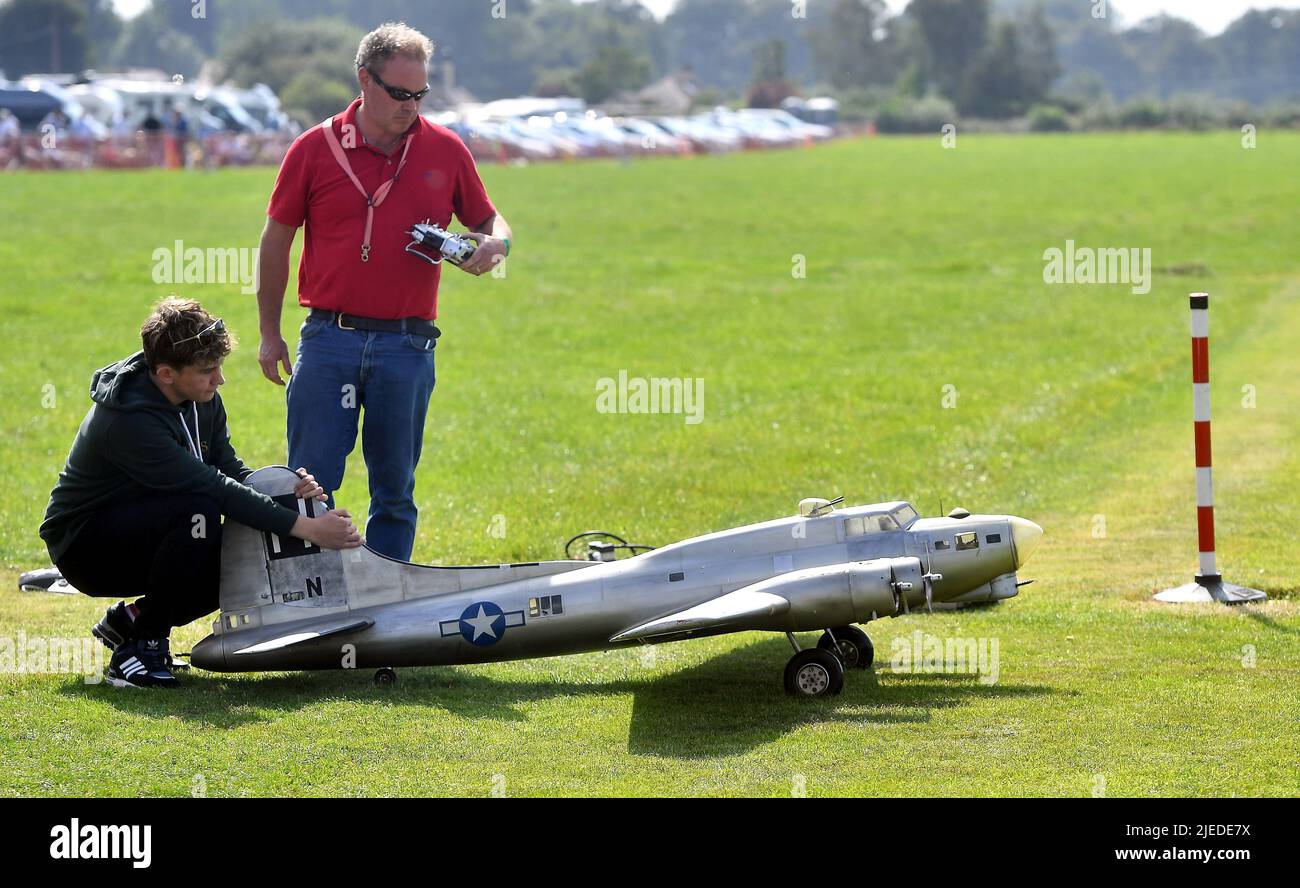 Diese herrlichen Männer in ihren Flugmaschinen : die LMA große Modell Airshow bei Much Marcle in Herefordshire über das Wochenende Samstag 4.-Sonntag 5. September 2021. A B17 wo: Much Marcle, Herefordshire, Großbritannien Wann: 04 Sep 2021 Kredit: Paul Nicholls/WENN Stockfoto