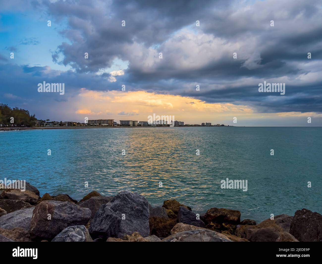 Stürmischer Himmel über dem Golf von Mexiko und der Küste von Venedig, Florida, USA Stockfoto