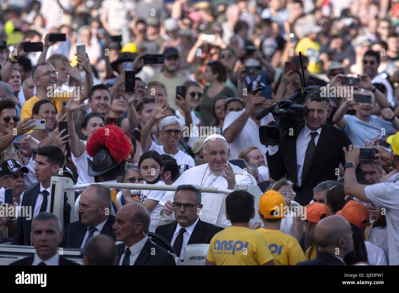 Vatikanstadt, Vatikan. 25. Juni 2022. Papst Franziskus kommt auf den Petersplatz, um an einer Messe anlässlich des Welttreffens der Familien 10. teilzunehmen. Quelle: Maria Grazia Picciarella/Alamy Live News Stockfoto