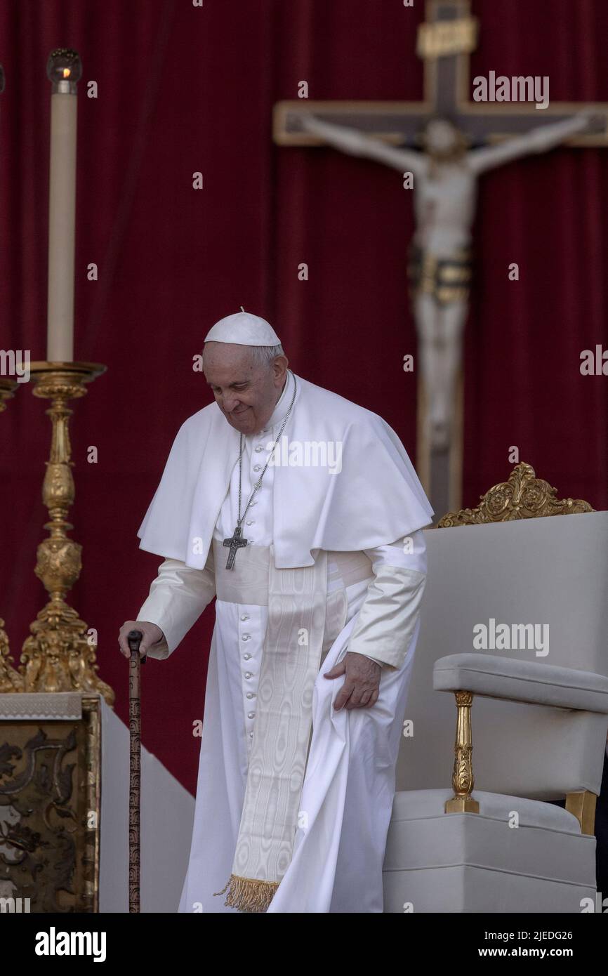 Vatikanstadt, Vatikan. 25. Juni 2022. Papst Franziskus nimmt an der Heiligen Messe auf dem Petersplatz anlässlich des Welttreffens der Familien 10. Teil. Quelle: Maria Grazia Picciarella/Alamy Live News Stockfoto