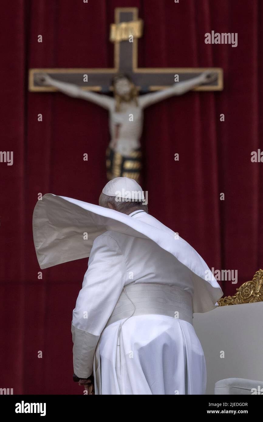 Vatikanstadt, Vatikan. 25. Juni 2022. Papst Franziskus nimmt an der Heiligen Messe auf dem Petersplatz anlässlich des Welttreffens der Familien 10. Teil. Quelle: Maria Grazia Picciarella/Alamy Live News Stockfoto