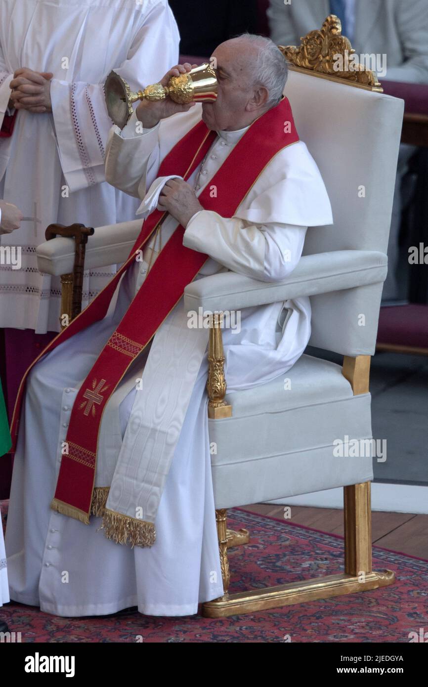 Vatikanstadt, Vatikan. 25. Juni 2022. Papst Franziskus nimmt an der Heiligen Messe auf dem Petersplatz anlässlich des Welttreffens der Familien 10. Teil. Quelle: Maria Grazia Picciarella/Alamy Live News Stockfoto