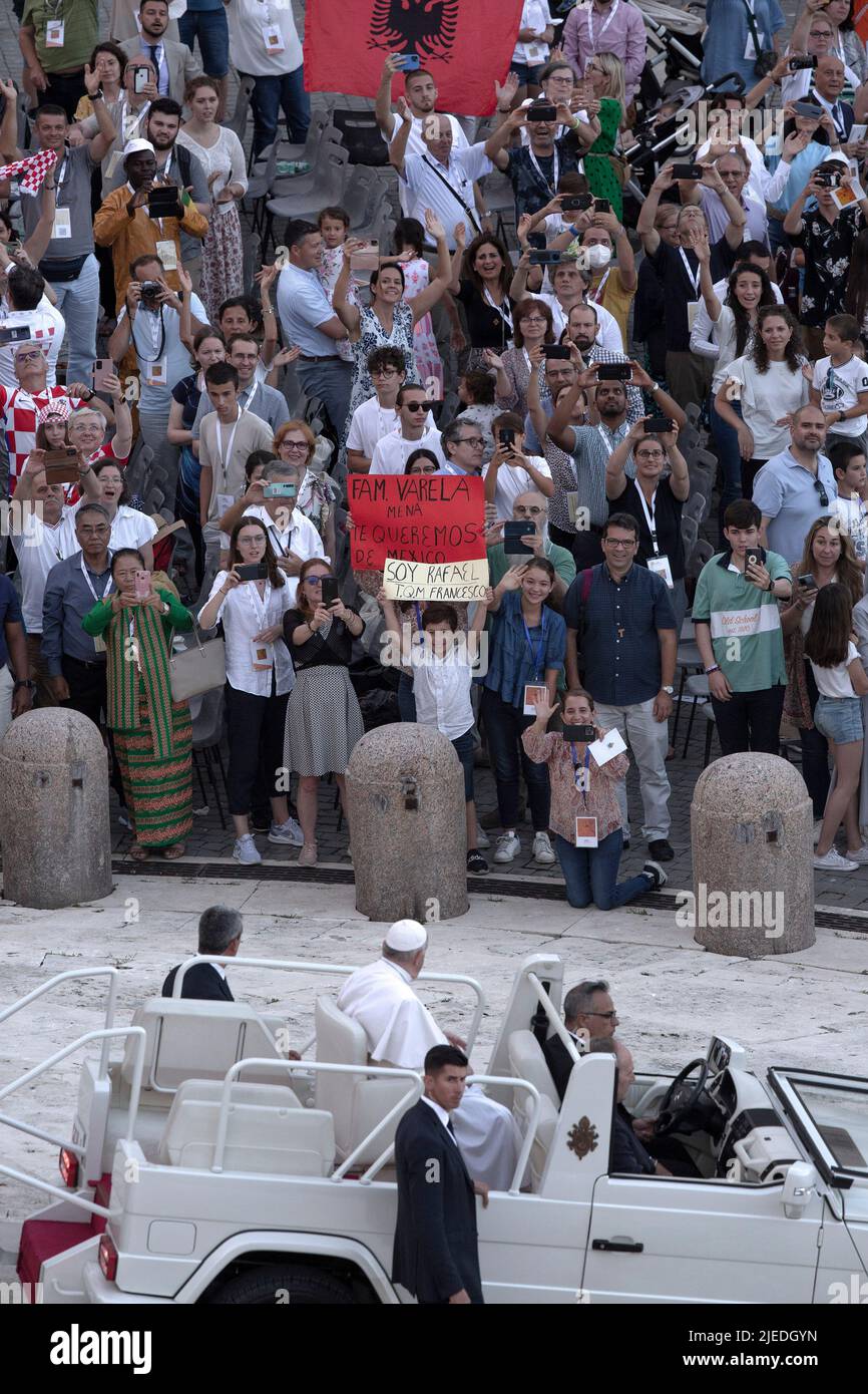 Vatikanstadt, Vatikan. 25. Juni 2022. Papst Franziskus begrüßt die Gläubigen am Ende der Messe zum X. Welttreffen der Familie auf dem Petersplatz im Vatikan. Quelle: Maria Grazia Picciarella/Alamy Live News Stockfoto