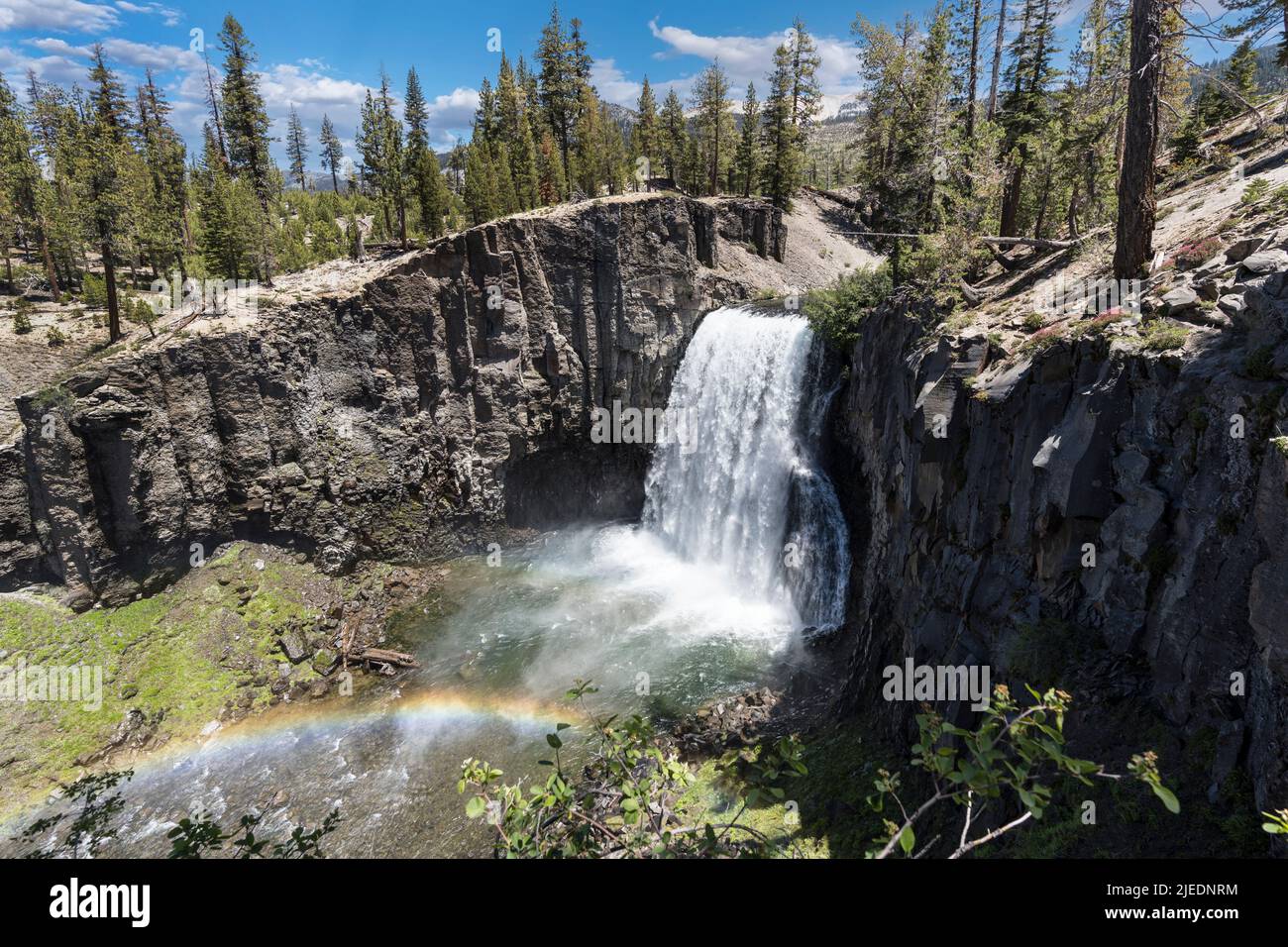 Blick auf die Rainbow Falls mit Regenbogen in der Nähe von Devils Postpile und Mammoth Lakes in den kalifornischen Sierra Nevada Mountains. Stockfoto
