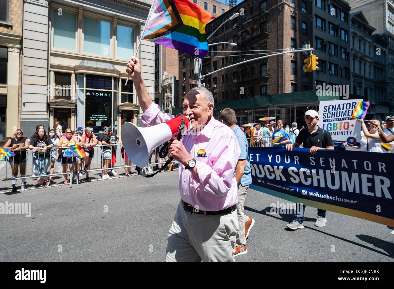New York, Usa. 26.. Juni 2022. Der Mehrheitsführer des Senats, Chuck Schumer (D-NY), marschiert im New Yorker Pride March ein. Kredit: SOPA Images Limited/Alamy Live Nachrichten Stockfoto