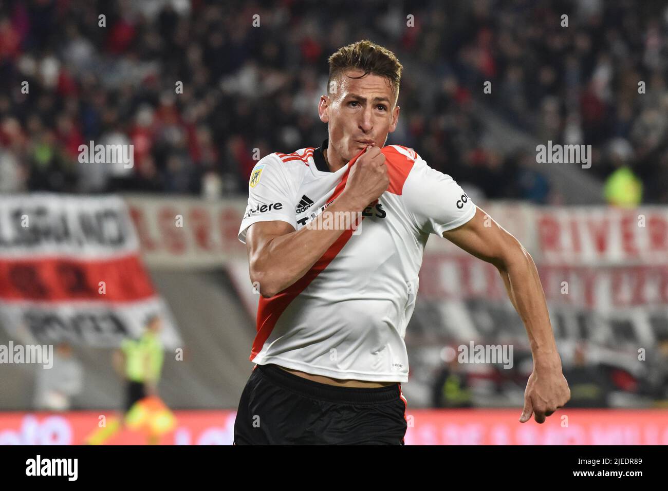 Buenos Aires, Arg - Juni 27. Braian Romero von River Plate feiert sein Ziel während eines Liga de FP-Spiels zwischen River und Lanús im Estadio Monumental. Stockfoto