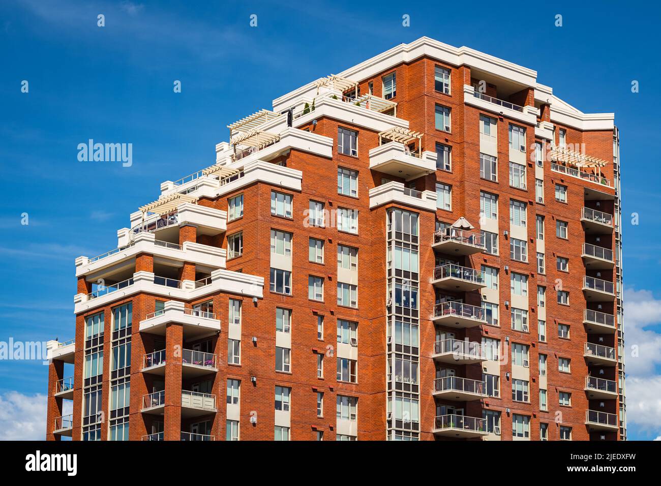 Detail eines modernen Hochhauses. Hochhäuser in Kelowna Innenstadt an einem sonnigen Sommertag. Moderne Apartmentgebäude in British Columbia, Kanada-Juni Stockfoto