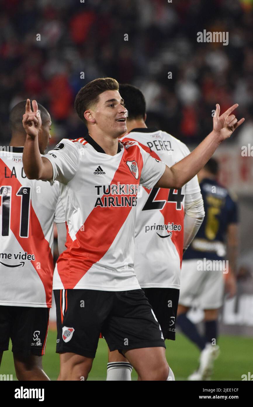 Julian Alvarez feiert eines seiner sechs Tore von River Plate während eines Liga Copa Libertadores-Spiels zwischen River und Alianza Lima. Stockfoto