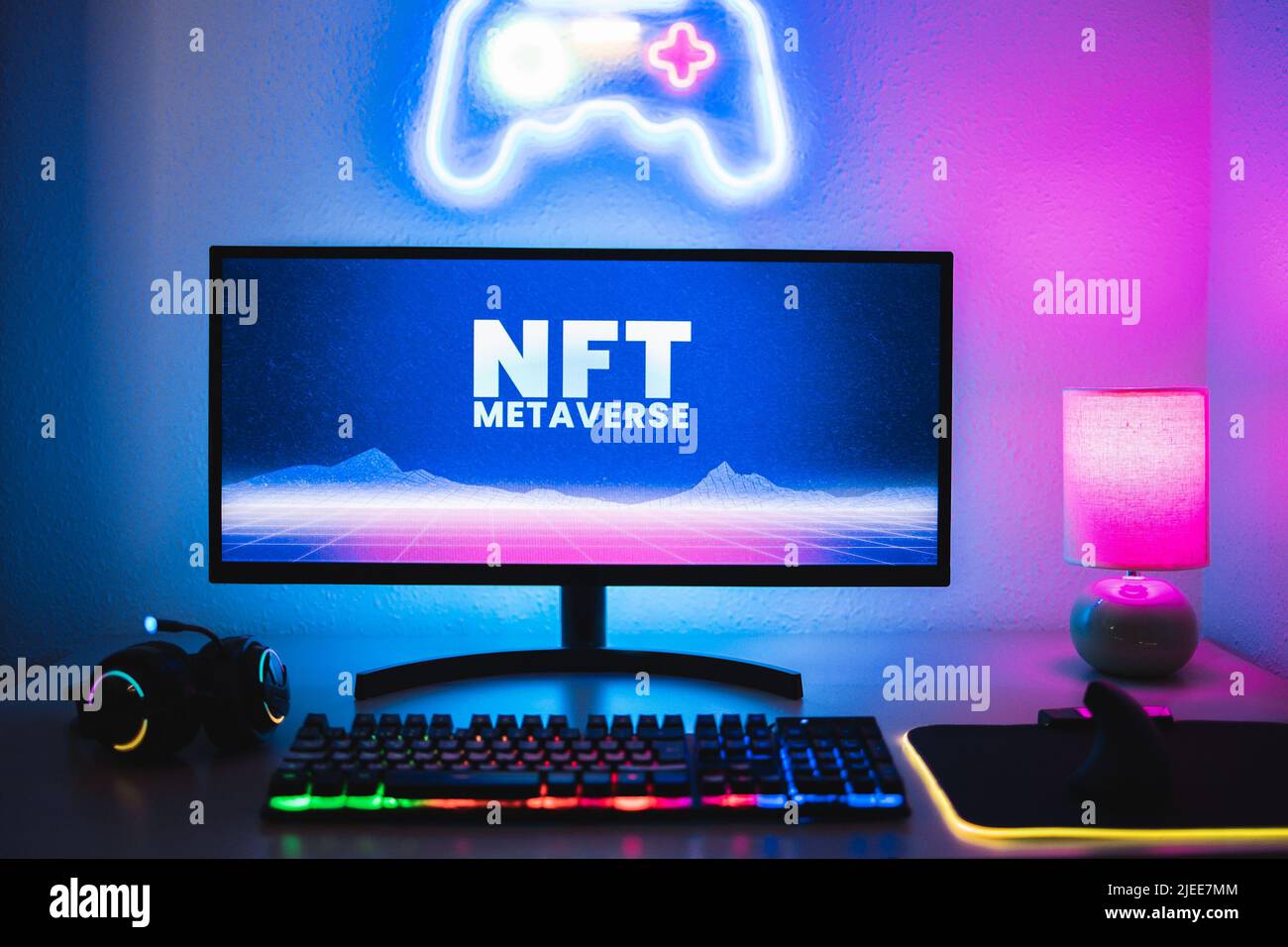 Metaverse and Blockchain Technology Concept - Spielsaal, in dem der NFT-Marktplatz für Gamer auf dem Computerbildschirm angezeigt wird Stockfoto