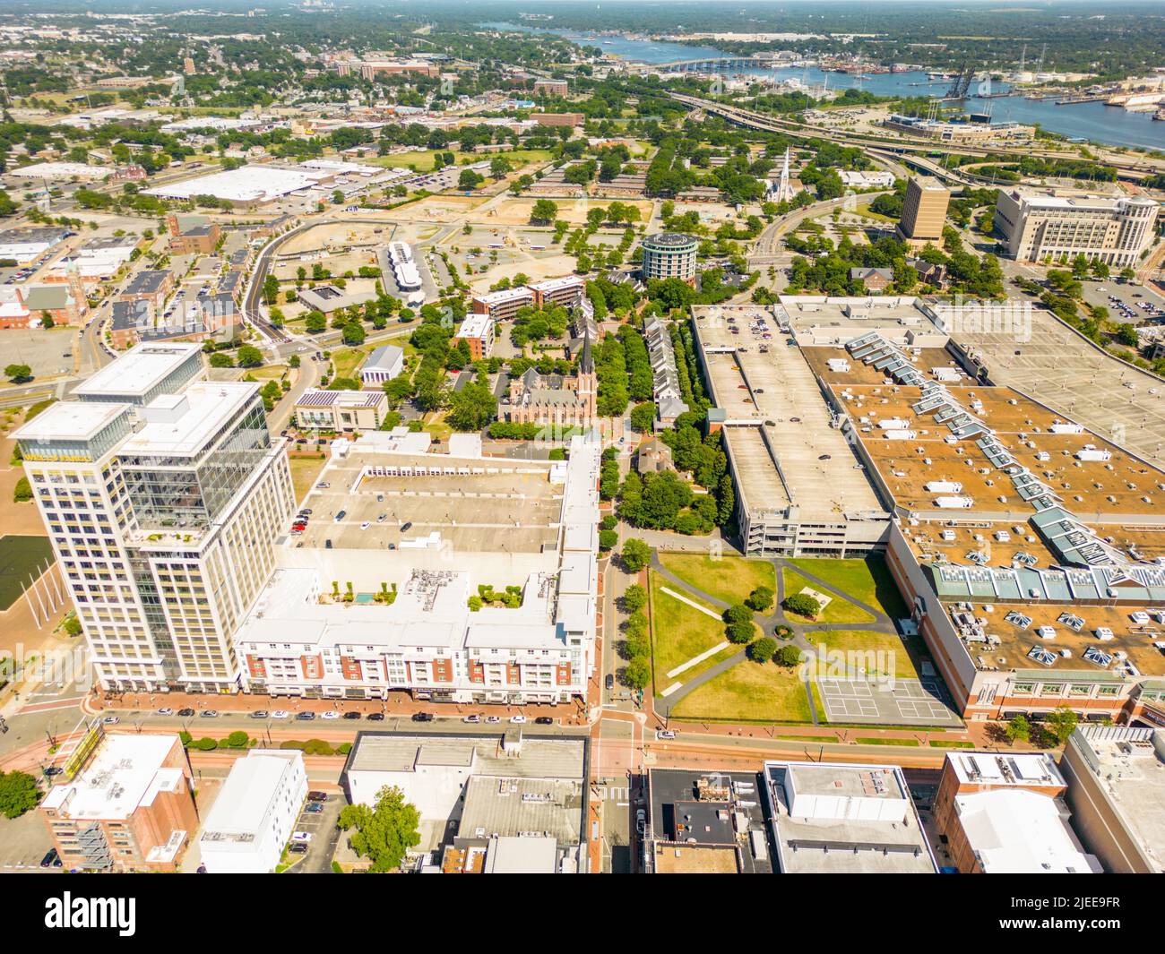Luftdrohnenaufnahme der Innenstadt von Norfolk durch den MacArthur Center Park Stockfoto