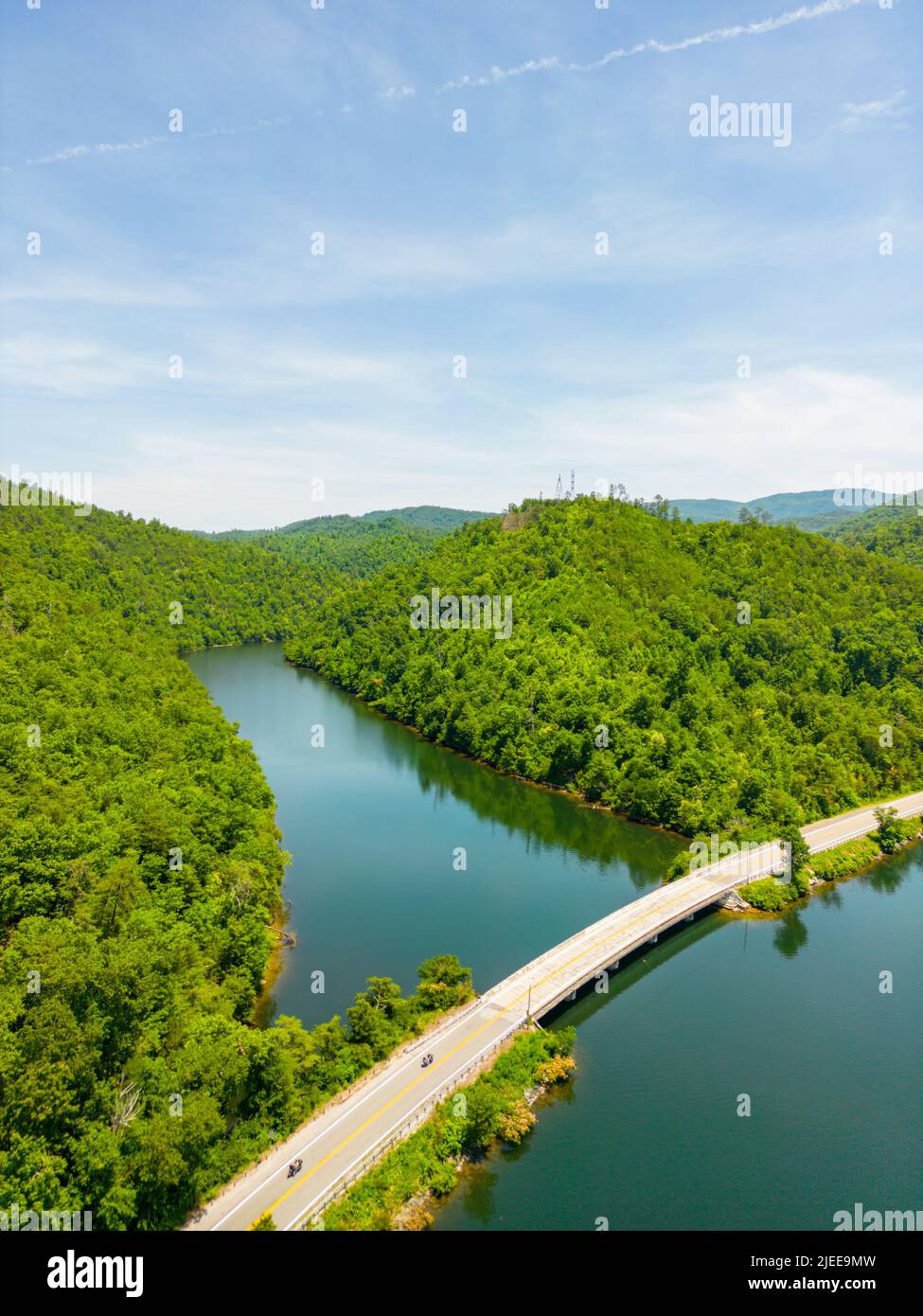 Luftdrohnenaufnahme der Great Smokey Mountains und des Chilhowee Lake Stockfoto