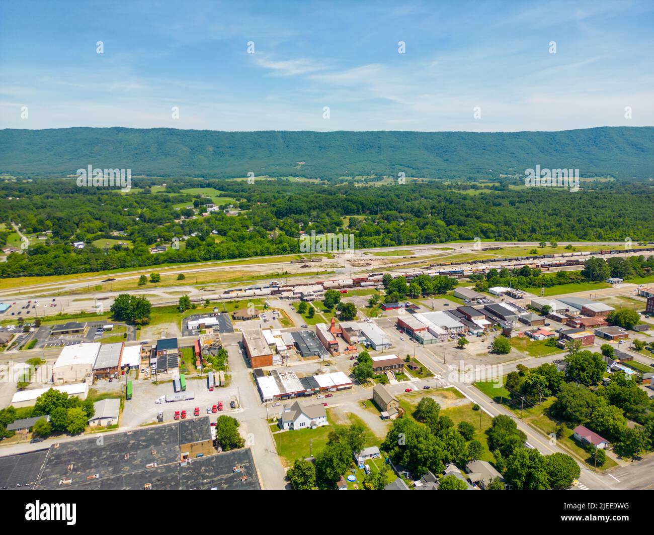 Luftdrohnenfoto von Etowah Tennessee Polk County mit Blick auf die Berge Stockfoto